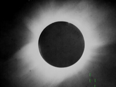 foto do eclipse em preto e branco com traços verdes abaixo dela pra mostrar a posiçao das estrelas