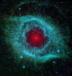 imagem da nebulosa onde o centro lembra um olho vermelho e a parte de fora em verde