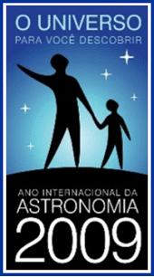 silhueta  adulto de maos dadas com uma criança olhando pro ceu estrelado escrito o universo para você descobrir em cima e ano internacional da astronomia 2009 embaixo 