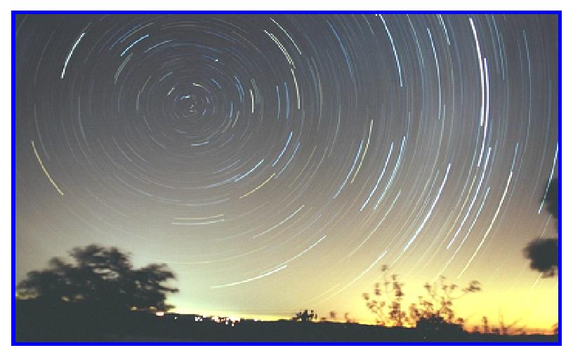 imagem de longa exposição da constelação, criando o caminho que cada estrela fez na noite, uma especie de circulos um dentro do outro