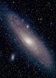 imagem da galaxia espiral andromeda em um ceu estrelado
