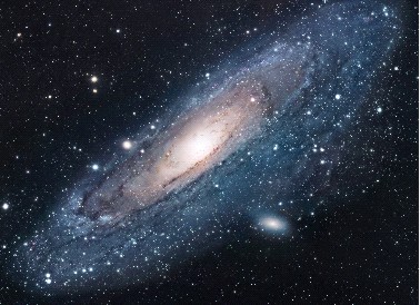imagem da galaxia espiral andromeda em um ceu estrelado proxima