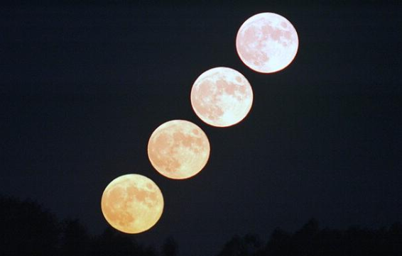 lua cheia no céu com cores diferentes