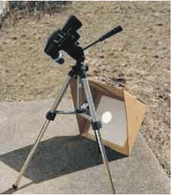 caixa com um buraco que é possivel ver projeção da imagem solar