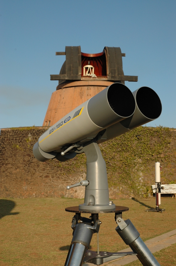 Outubro/07 - Aquisição mais recente - Fernando Costa (Monitor do 'Frei Rosário')

        Telescópio binocular Fujinon (25 X 150); adquirido com recursos de projeto financiado pela Fapemig (Fundação de Amparo à Pesquisa de Minas Gerais)