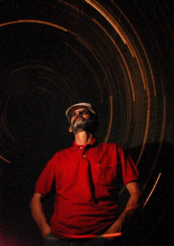Maio/05 - Vendo o tempo passar - Pedro Motta (fotografo jornal Estado de Minas) Professor Renato Las Casas observando o movimento das estrelas no 'Planetarinho - UFMG'