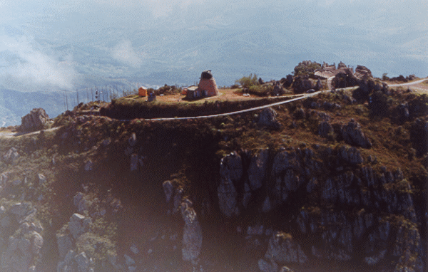 Junho/03 - Observatório em Obras: Vista aérea da encosta sul - Éber Fasoli (CCS) Foto tirada no início deste ano, com o observatório em obras. Note que a cúpula do telescópio secundário está desmontada. 