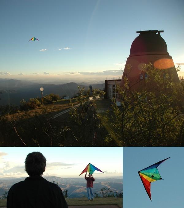 Fevereiro/06 - “Papagaio” no Observatório - Guilherme Murici (Monitor OAFR) e outros. Soltando “papagaio” e aprendendo física.