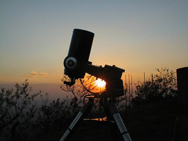 Agosto/03 - Pôr do Sol (1) - Enner Borba. (Astrônomo Amador)
    Em primeiro plano vemos um dos vários telescópios amadores do 'Frei Rosário' (Telescópio Maksutov-Cassegrain 7'')