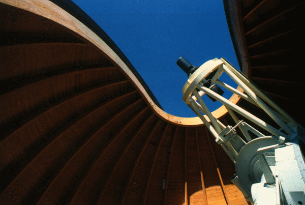 Abril/03 - Telescópio principal Beatriz Dantas (UFMG/EBA) Vista de dentro da cúpula, no Observatório.