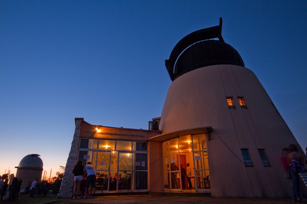 Agosto/11 - Tarde de Inverno - Luiz Lage (fotógrafo e astrônomo amador)

        Um lindo anoitecer no Observatório Astronômico Frei Rosário.